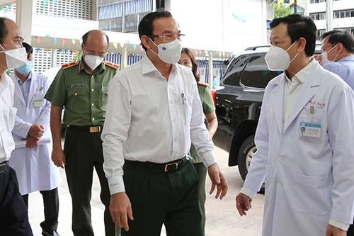 Bí thư Nguyễn Văn Nên thăm chiến sĩ công an mắc Covid-19