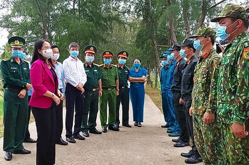 Phó Chủ tịch nước thăm lực lượng chống dịch tuyến biên giới Hà Tiên