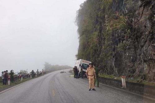 Hòa Bình: Xe máy đấu đầu xe tải, 1 người tử vong