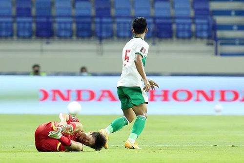 Tuấn Anh dính chấn thương cổ chân sau trận đấu gặp tuyển Indonesia