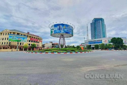 Hà Tĩnh: Phố xá vắng lặng trong những giờ đầu thực hiện giãn cách xã hội