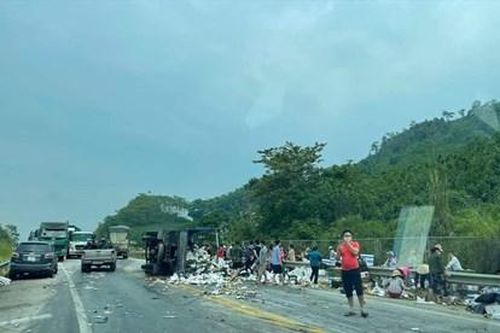 Tai nạn liên hoàn trên cao tốc Nội Bài - Lào Cai khiến giao thông ùn tắc nghiêm trọng