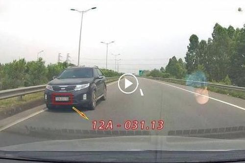 Ô tô bất chấp nguy hiểm đi ngược chiều trên cao tốc Nội Bài – Lào Cai