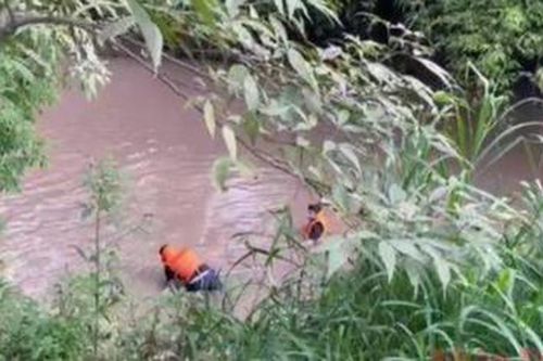 Hai học sinh tiểu học chết đuối khi cùng nhóm bạn tắm sông