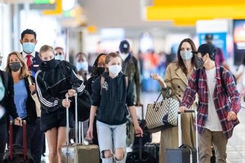 Angelina Jolie dẫn 6 con đi du lịch, Shiloh thành tâm điểm với đôi chân thon dài