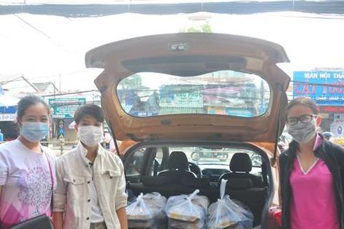 Ấm lòng những suất ăn từ bạn trẻ tiếp sức tuyến đầu chống dịch