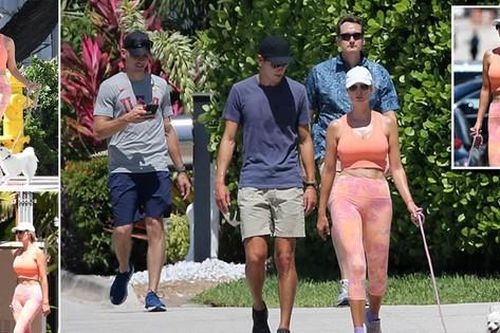 Ivanka Trump mặc đồ tập bó sát đi dạo, hút mắt với đường cong 'bốc lửa'