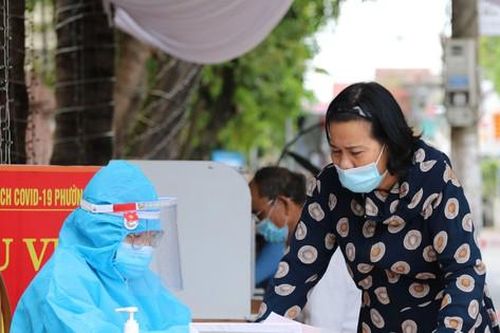 Lấy mẫu xét nghiệm SAR-CoV-2 các hộ gia đình trên toàn thành phố Hà Tĩnh