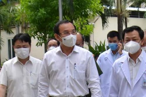 Bí thư Thành ủy TPHCM thăm chiến sỹ Công an mắc COVID-19