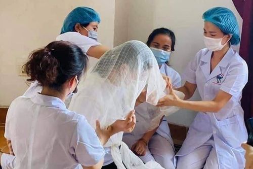Bố mất, nữ điều dưỡng không thể về, bệnh viện lập bàn thờ trong khu cách ly
