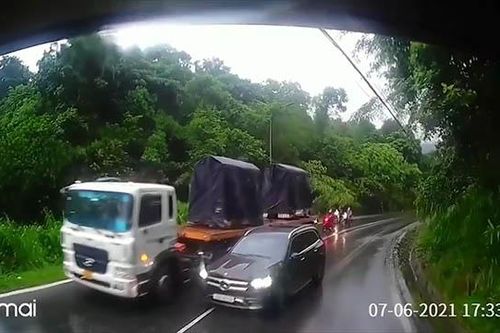 Xe Mercedes 'liều lĩnh' vượt ẩu suýt đấu đầu xe khác ở đèo Bảo Lộc