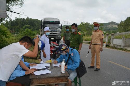 Giám đốc Công an tỉnh kiểm tra công tác phòng, chống dịch tại các chốt