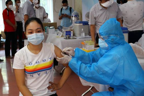 Vaccine COVID-19 bảo vệ người được tiêm như thế nào?