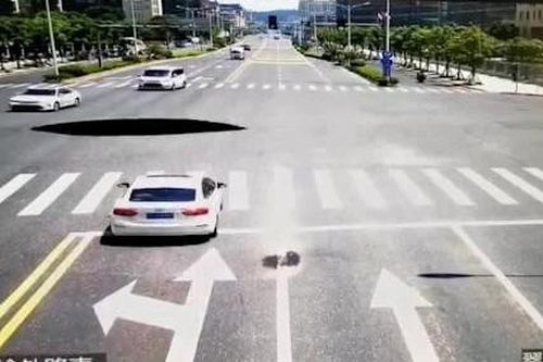 Hố tử thần 'nuốt chửng' ô tô đang đi trên đường ở Trung Quốc
