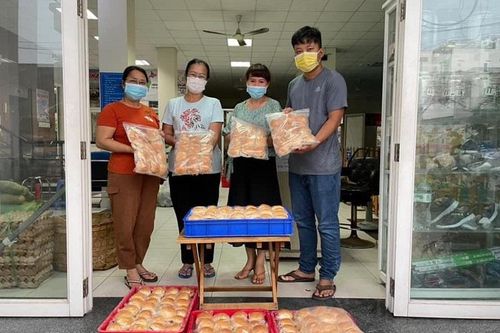 Người dân TP Hồ Chí Minh liên tục 'tiếp sức' cho lực lượng tuyến đầu chống dịch