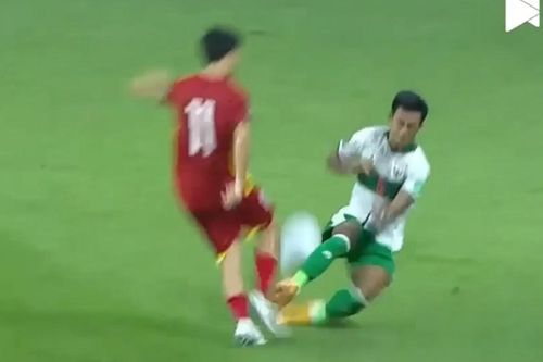 HLV Shin Tae Yong: 'Chúng tôi không chủ trương đá bạo lực, đôi khi cầu thủ tự đá như thế'