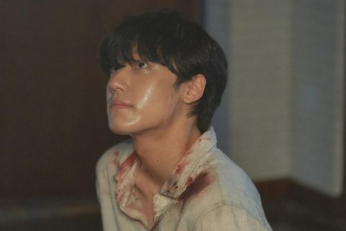 Lee Do Hyun bị bắt và tra tấn dã man trong 'Tuổi trẻ của tháng năm'