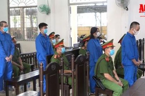 Xét xử 4 bị cáo tổ chức cho người khác xuất cảnh trái phép