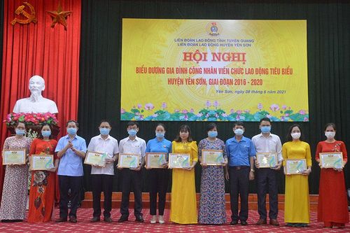 Yên Sơn tuyên dương 30 gia đình CNVCLĐ tiêu biểu