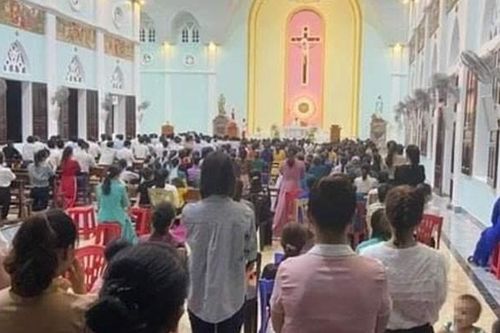 Hà Tĩnh: Xử phạt linh mục tổ chức hành lễ đông người