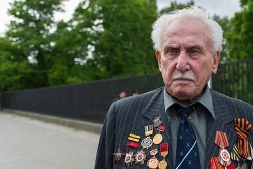Người lính cuối cùng tham gia giải phóng trại diệt chủng Auschwitz qua đời