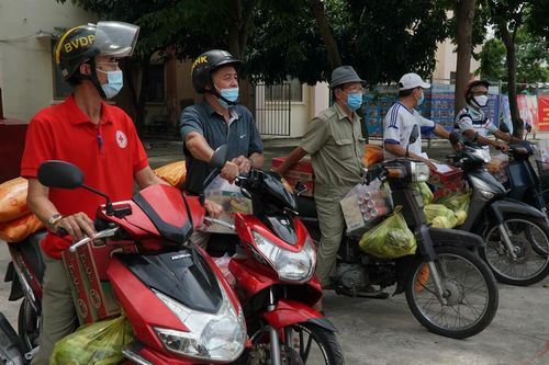 Đội shipper bất đắc dĩ trong tâm dịch Gò Vấp