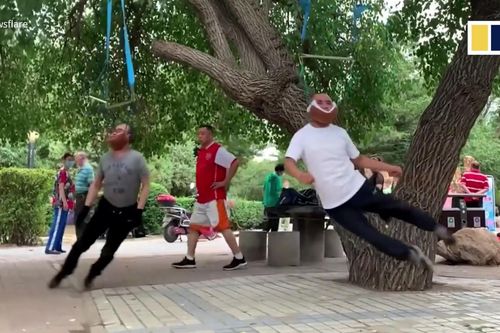 Người cao tuổi Trung Quốc tập thể dục bằng cách 'treo cổ'