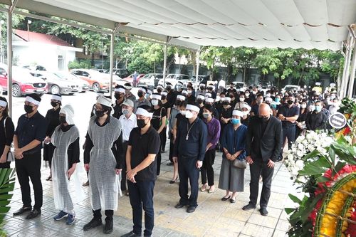 Người thân, bạn bè nghẹn ngào đưa tiễn Hoa hậu Thu Thủy
