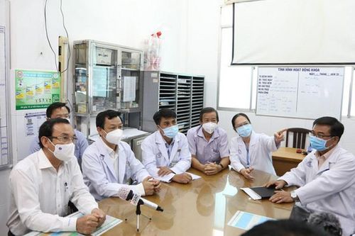 Bí thư Nguyễn Văn Nên thăm cán bộ công an mắc COVID-19 đang diễn tiến nặng