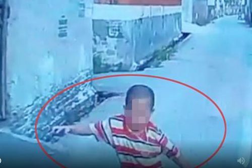 Giật mình khoảnh khắc cháu bé lao từ cổng nhà ra đường suýt bị ô tô tông trúng