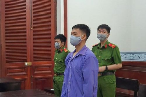 Đâm chết cha nuôi vì vào khách sạn với vợ mình