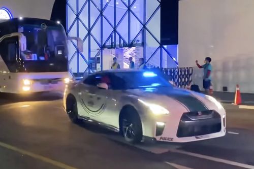 Nissan GT-R làm xe dẫn đường của tuyển Việt Nam tại Dubai