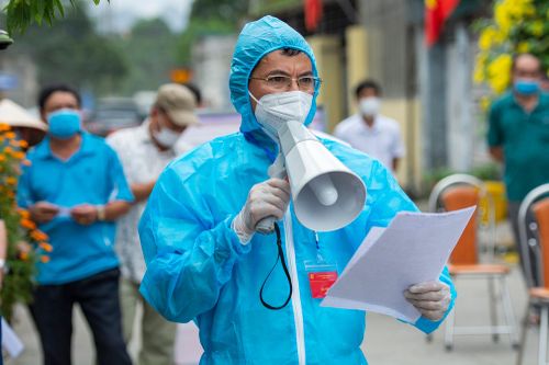 Mẹ bị yêu cầu cách ly, con trai lên mạng xúc phạm bí thư thôn