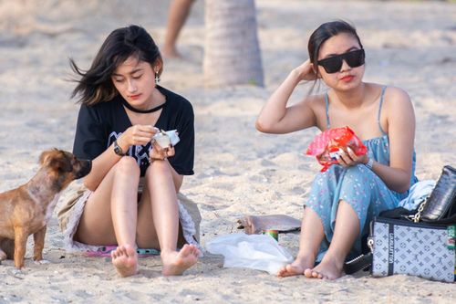 Người Hạ Long không đeo khẩu trang, đi tắm biển giữa dịch Covid-19