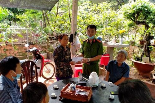 Một công an viên bị thương nặng khi truy bắt cướp