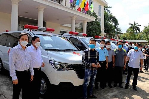 Hòa Bình tiếp nhận và trao tặng tám xe cứu thương phục vụ chống dịch