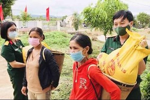 Binh đoàn 15 hỗ trợ trên 6 tấn gạo cho bà con vùng biên giới
