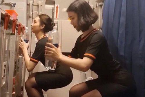 Tập thể dục trong đồng phục bay, nữ tiếp viên liên tục được 'thả tim'