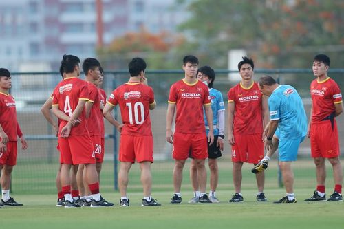 Xót xa hình ảnh Tuấn Anh tập tễnh trên sân tập