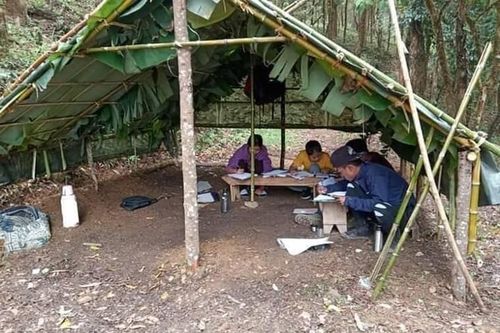 Sinh viên Ấn Độ leo 3km để truy cập internet làm bài kiểm tra trực tuyến