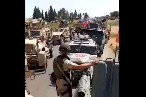 Đoàn xe của Mỹ bị xe bọc thép của Nga chặn đường ở Syria
