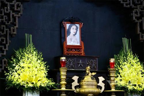 Cùng xuất hiện tại tang lễ, hai người chồng cũ nghẹn ngào tiễn đưa Hoa hậu Thu Thủy