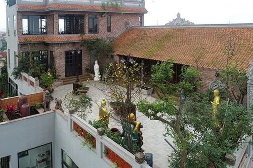 Nhà cổ nằm trên nóc biệt thự gần 500m2 ở Hà Nội