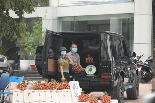 Ngồi siêu xe bán vải thiều, người đàn ông 'làm vì đam mê'