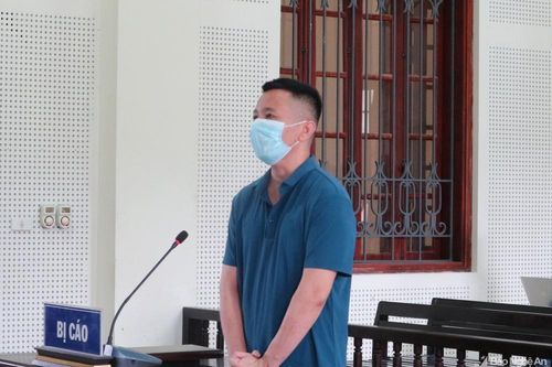 Bênh bạn gái bị tát, gã trai đâm chết khách hát karaoke