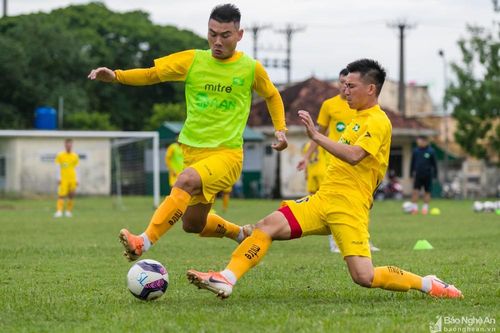Cầu thủ SLNA hứng khởi tập luyện sau khi có nhà tài trợ mới