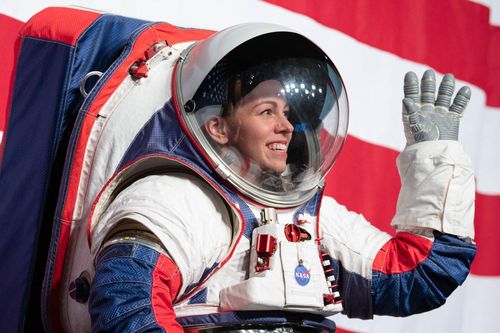 NASA kỳ công thiết kế bộ đồ phi hành gia mới gồm 16 lớp, mất 4 tiếng để mặc
