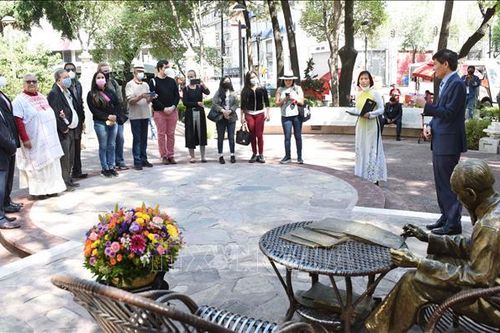 Các nhà chính trị cánh tả và cấp tiến Mỹ Latinh dâng hoa tại tượng đài Chủ tịch Hồ Chí Minh