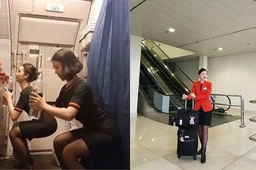 Tập thể dục trên máy bay, hai nữ tiếp viên 'gây sốt' mạng xã hội