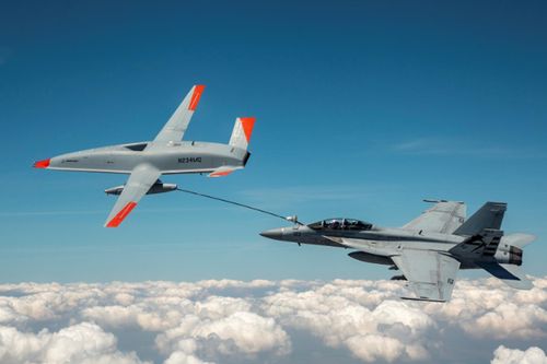 Lần đầu tiên trong lịch sử, Mỹ thử nghiệm thành công dùng UAV tiếp dầu cho máy bay có người lái